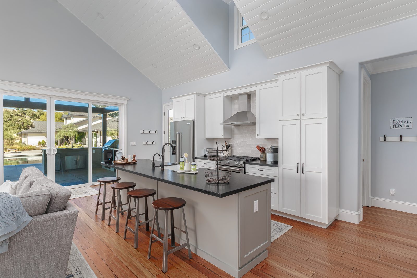 Guest house kitchen with a black-top island, white shaker cabinets and a vaulted ceiling, Paso Robles