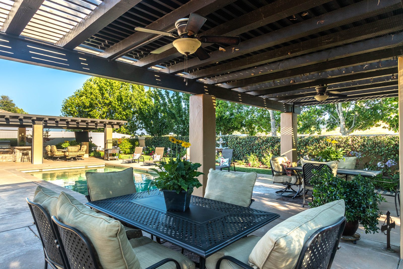 Covered patio with louvered roof, ceiling fans and outdoor dining beside the pool, Paso Robles